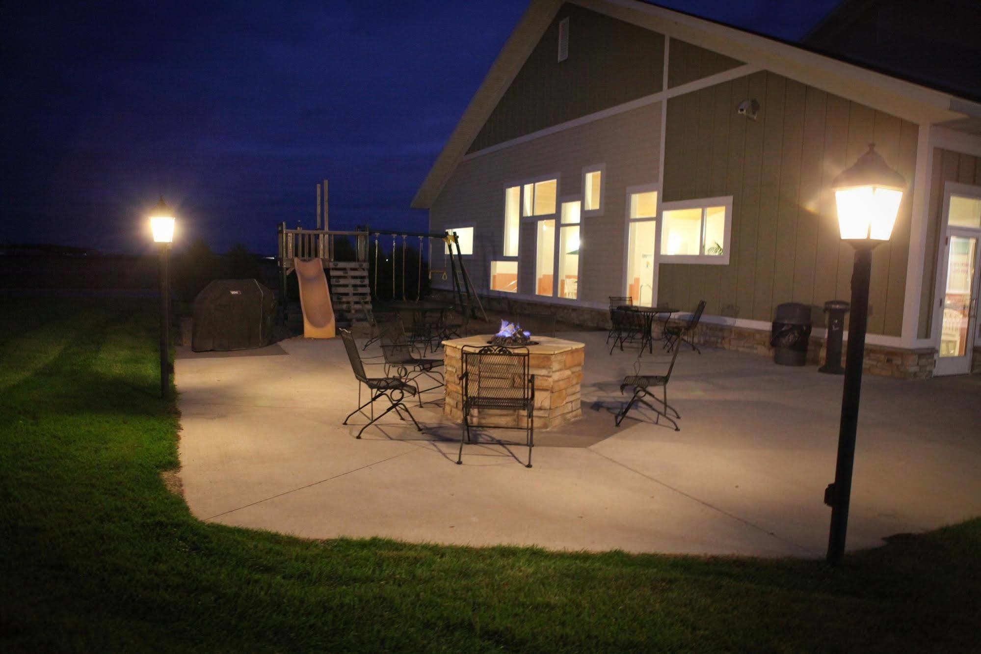 Grandstay Hotel & Suites Perham Buitenkant foto