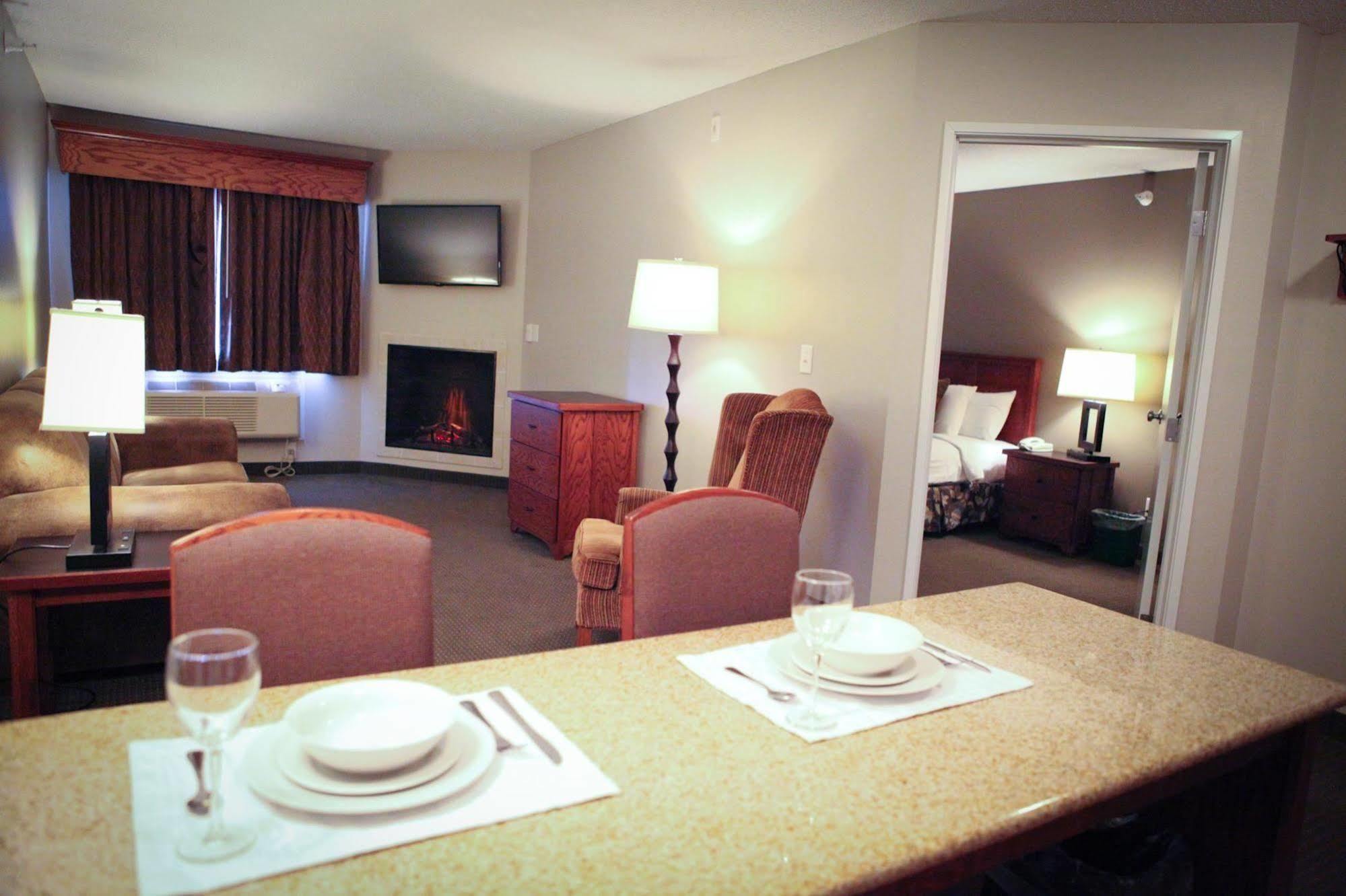 Grandstay Hotel & Suites Perham Buitenkant foto