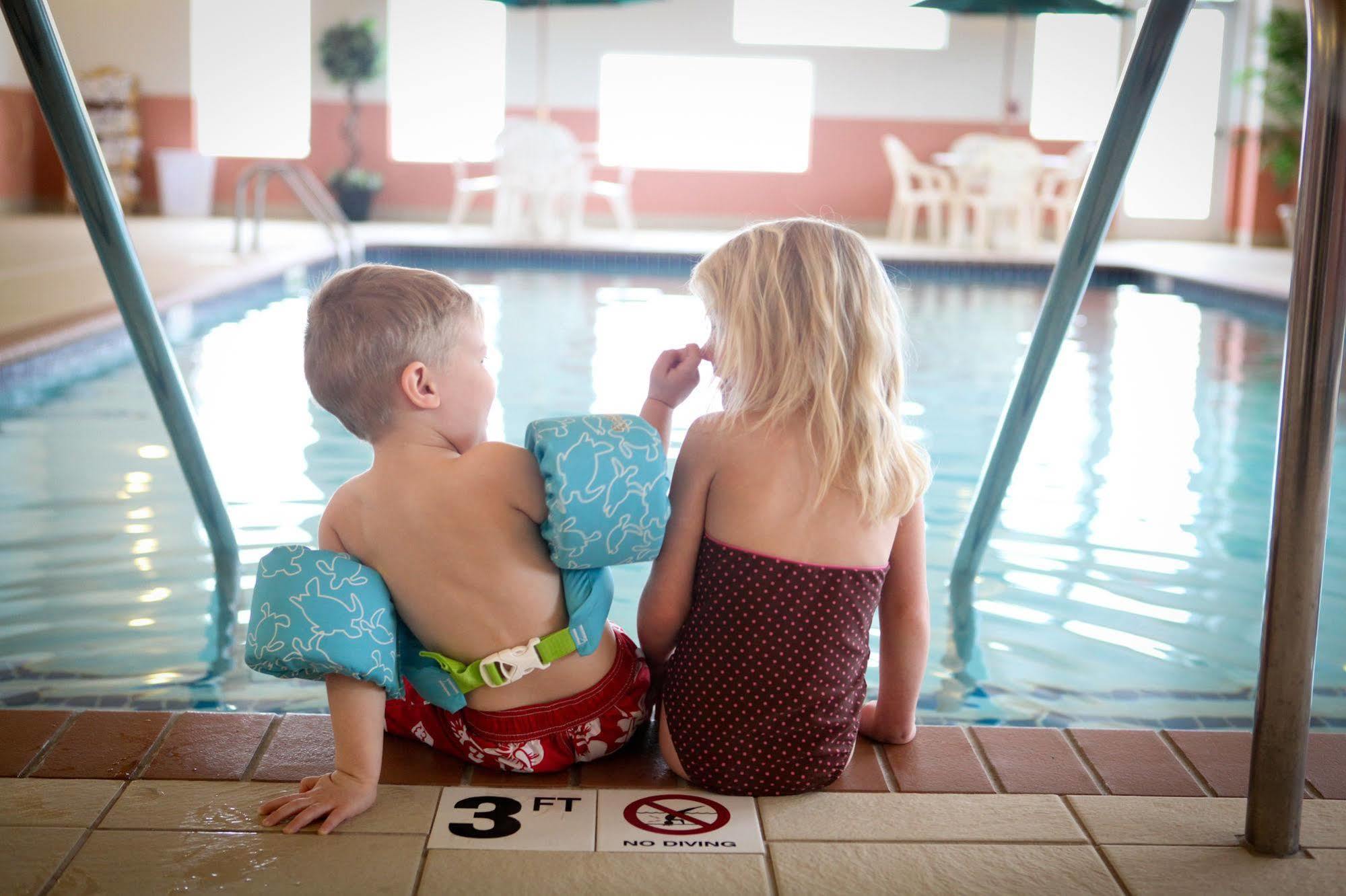 Grandstay Hotel & Suites Perham Buitenkant foto