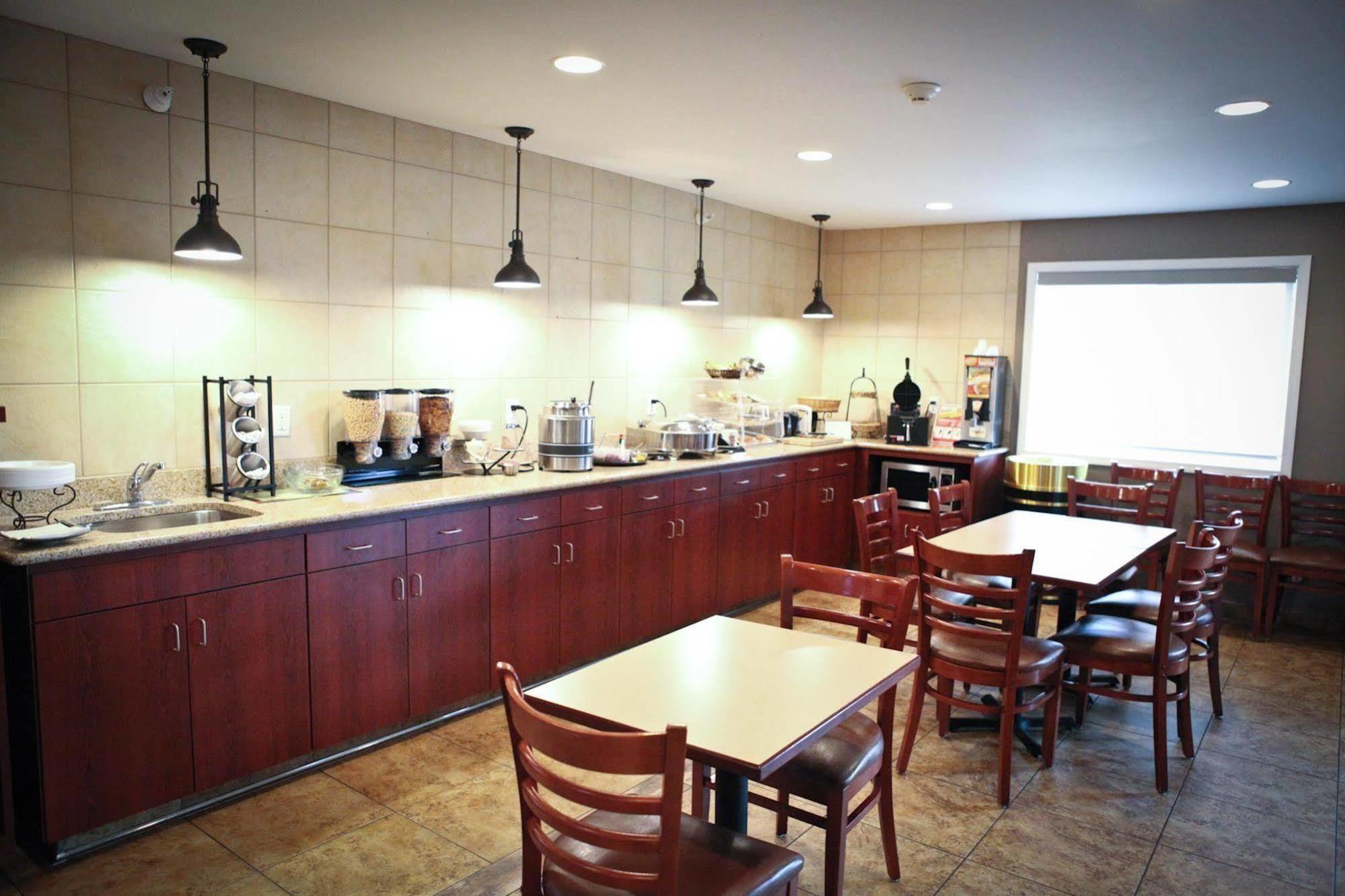 Grandstay Hotel & Suites Perham Buitenkant foto